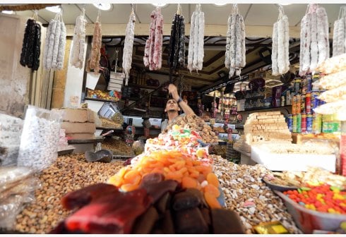 Seorang pemilik toko menjual manisan untuk Hari Raya Idul Fitri di Baghdad, Irak, pada 9 Mei 2021. Idul Fitri menandai berakhirnya bulan suci Ramadan. (Xinhua/Khalil Dawood)
