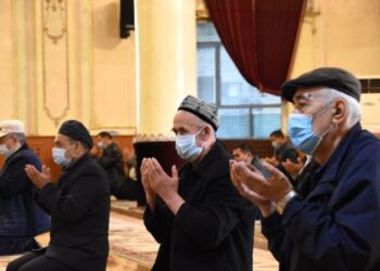 Para jemaah beribadah di dalam Masjid Ak di Urumqi, Daerah Otonom Uighur Xinjiang, China barat laut, pada 13 April 2021. (Xinhua/Sun Shaoxiong)