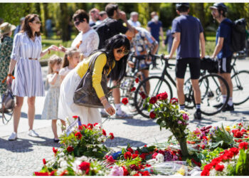 Seorang wanita meletakkan bunga di Soviet Memorial di Treptower Park untuk memperingati 76 tahun berakhirnya Perang Dunia II di Eropa, yang dikenal sebagai Hari Kemenangan di Eropa (Victory in Europe Day), di Berlin, ibu kota Jerman, pada 9 Mei 2021. (Xinhua/Stefan Zeitz)