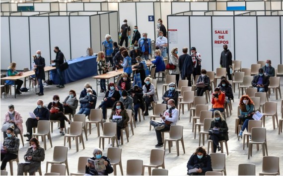 Orang-orang menunggu untuk menerima vaksin COVID-19 di pusat vaksinasi di Nice, Prancis selatan, pada 10 April 2021. (Xinhua/Serge Haouzi)