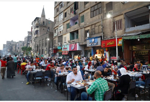 Orang-orang menikmati hidangan iftar atau berbuka puasa saat bulan suci Ramadan di Kairo, Mesir (Xinhua/Ahmed Gomaa)