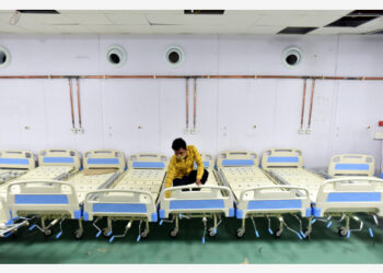 Seorang pekerja memasang ranjang di sebuah rumah sakit COVID-19 dengan kapasitas 500 ranjang di Jammu, ibu kota musim dingin Kashmir yang dikuasai India, pada 24 Mei 2021. (Xinhua/Str)