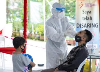 Seorang tenaga kesehatan mengambil sampel usap untuk tes COVID-19 di Taman Muda dekat Kuala Lumpur, Malaysia, pada 10 Mei 2021. (Xinhua/Chong Voon Chung)