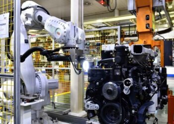 Lengan robotik merakit mesin di lini perakitan di sebuah pabrik milik Weichai Power Co., Ltd. di Kota Weifang, Provinsi Shandong, China timur, pada 22 April 2021. (Xinhua/Guo Xulei)