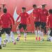 Para pemain timnas sepak bola putra China menghadiri sesi latihan di Shanghai pada 22 Maret 2021. Timnas sepak bola putra China bersiap menyambut laga-laga kualifikasi Piala Dunia 2022 mendatang. (Xinhua/Ding Ting)