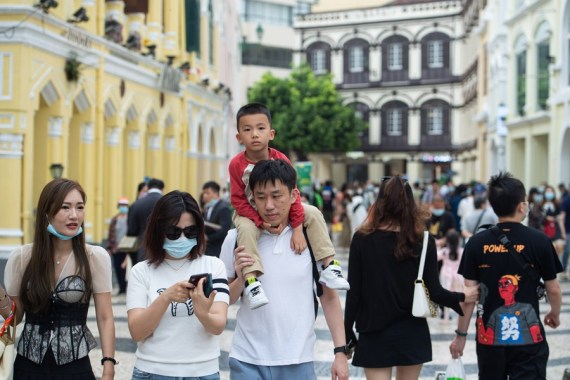 Wisatawan mengunjungi Senado Square di Makau, China selatan, pada 3 Mei 2021, hari ketiga dari lima hari libur Hari Buruh di China. (Xinhua/Cheong Kam Ka)