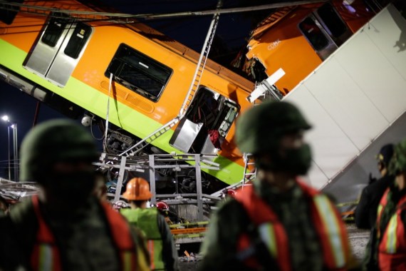 Tim penyelamat bekerja di lokasi jembatan kereta bawah tanah (metro) yang roboh di Mexico City, Meksiko, pada 3 Mei 2021. (Xinhua/Francisco Canedo)
