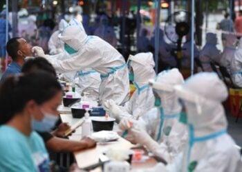 Para tenaga kesehatan dari Rumah Sakit Nanfang mengumpulkan sampel untuk tes asam nukleat di Distrik Liwan di Guangzhou, Provinsi Guangdong, China selatan, pada 27 Mei 2021. Distrik Liwan di Guangzhou telah melakukan tes asam nukleat COVID-19 untuk semua warganya dari 26 hingga 27 Mei. (Xinhua/Deng Hua)