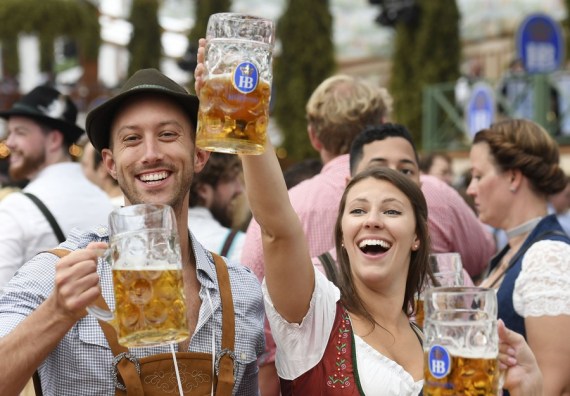 Orang-orang meminum bir di sebuah tenda festival dalam hari pertama gelaran Oktoberfest ke-186 pada 2019, salah satu festival rakyat terbesar di dunia, di Munich, Jerman, pada 21 September 2019. (Xinhua/Lu Yang)