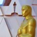 Patung Oscar terlihat di depan Dolby Theatre saat persiapan penyelenggaraan Academy Awards ke-92 di Hollywood, Los Angeles, Amerika Serikat, pada 8 Februari 2020. (Xinhua/Li Rui)