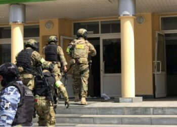 Sebuah foto yang dipublikasikan oleh Komite Antiterorisme Nasional Rusia ini menunjukkan aparat penegak hukum bertugas di lokasi serangan bersenjata di Kazan pada 11 Mei 2021. (Xinhua)