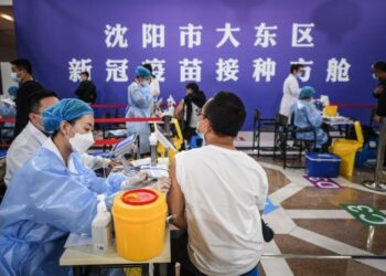 Seorang pria menerima vaksin COVID-19 di sebuah lokasi vaksinasi di Distrik Dadong yang terletak di Shenyang, Provinsi Liaoning, China timur laut, pada 7 Mei 2021. (Xinhua/Pan Yulong)