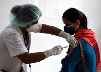 Seorang tenaga kesehatan memberikan suntikan vaksin COVID-19 kepada seorang wanita di sebuah rumah sakit di Patna, India, pada 9 Mei 2021. (Xinhua/Str)