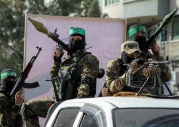 Militan Palestina Brigade al-Qassam, sayap bersenjata Hamas, menggelar parade militer di Gaza City usai mencapai gencatan senjata dengan Israel menyusul pertempuran selama 11 hari. (Xinhua/Rizek Abdeljawad)