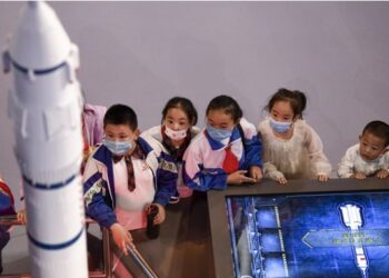 Para siswa menja perangkat popularisasi sains tentang peluncuran roket di Museum Ilmu Pengetahuan dan Teknologi Ningxia di Yinchuan, Daerah Otonom Etnis Hui Ningxia, China barat laut, pada 19 September 2020. (Xinhua/Feng Kaihua)