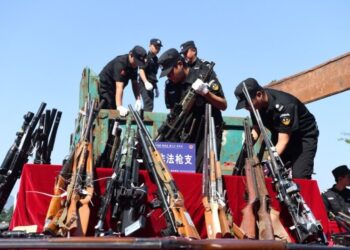 Senjata dan bahan peledak ilegal diangkut ke dalam sebuah truk untuk dihancurkan di Chongqing, China barat daya, pada 12 Agustus 2019. (Xinhua/Tang Yi)