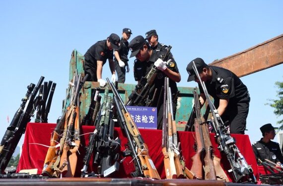 Senjata dan bahan peledak ilegal diangkut ke dalam sebuah truk untuk dihancurkan di Chongqing, China barat daya, pada 12 Agustus 2019. (Xinhua/Tang Yi)