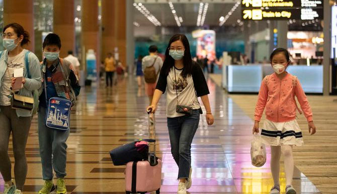 Wisatawan yang mengenakan masker terlihat di Bandara Changi di Singapura, 31 Januari 2020. Singapura menutup perbatasannya dengan wisatawan dari China. /ist