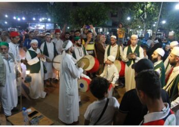 Sebuah band sufi tampil di sebuah ruas jalan Tripoli, Lebanon, pada Mei 9 2021 untuk menyambut segera datangnya Hari Raya Idul Fitri, yang menandai akhir bulan suci Ramadan. (Xinhua/Khaled)