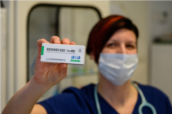 Seorang dokter menunjukkan satu kotak vaksin COVID-19 Sinopharm China di Varoslod, Hongaria, pada 24 Februari 2021. (Xinhua/MTI/Tamas Vasvari)