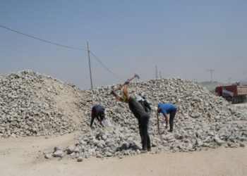 Para pekerja Palestina menghancurkan reruntuhan bangunan menjadi kerikil untuk membuat batu bata di sebuah pabrik batu bata di Gaza City pada 13 Juni 2021. (Xinhua/Rizek Abdeljawad)