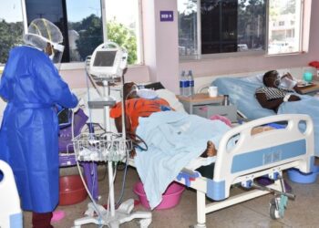 Seorang perawat bekerja di bangsal isolasi untuk pasien COVID-19 di Rumah Sakit Pengajaran dan Rujukan Jaramogi Oginga Odinga (JOOTRH) di Kisumu, Kenya, pada 15 Juni 2021. (Xinhua/Fred Mutune)