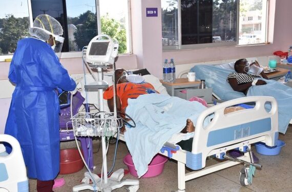 Seorang perawat bekerja di bangsal isolasi untuk pasien COVID-19 di Rumah Sakit Pengajaran dan Rujukan Jaramogi Oginga Odinga (JOOTRH) di Kisumu, Kenya, pada 15 Juni 2021. (Xinhua/Fred Mutune)