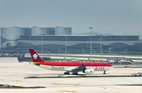 Sebuah pesawat Sichuan Airlines bersiap lepas landas di Bandar Udara Internasional Tianfu Chengdu. (Xinhua/Shen Bohan)