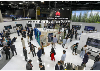 Orang-orang mengunjungi stan perusahaan teknologi China, Huawei, pada ajang Mobile World Congress (MWC) di pusat pameran Barcelona FIRA Gran Via di Barcelona, Spanyol, pada 28 Juni 2021. Mobile World Congress (MWC) 2021 dimulai pada Senin (28/6) di Barcelona. (Xinhua)
