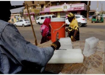 Seorang pedagang memotong balok es menjadi potongan-potongan kecil untuk dijual secara eceran di Khartoum, Sudan, pada 7 Juni 2021. Warga Sudan membeli es untuk mendinginkan diri di tengah suhu tinggi dan pemadaman listrik.  [Xinhua]