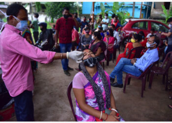 Tenaga kesehatan mengambil sampel usap (swab) hidung dari seorang wanita untuk diuji dengan tes cepat antigen COVID-19 di Distrik Nagaon di Negara Bagian Assam, India timur laut, pada 7 Juni 2021. Jumlah kasus COVID-19 di India bertambah menjadi 28.909.975 pada Senin (7/6) dengan 100.636 kasus baru dilaporkan dalam 24 jam terakhir, kata Kementerian Kesehatan dan Kesejahteraan Keluarga India. [Xinhua]