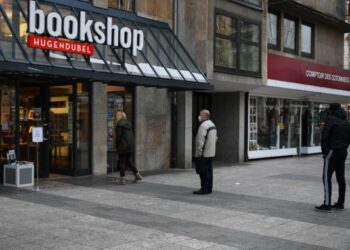 Orang-orang menjaga jarak sosial dan mengantre sebelum memasuki sebuah toko buku selama masa pandemi COVID-19 di Frankfurt, Jerman, pada 20 Januari 2021. (Xinhua/Lu Yang)