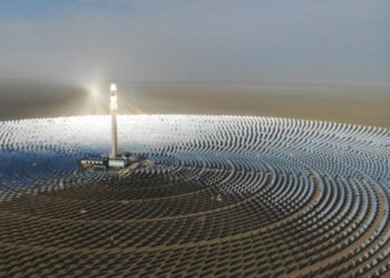 Foto dari udara yang diabadikan pada 24 Februari 2021 ini menunjukkan pembangkit listrik tenaga panas matahari garam cair di Dunhuang, Provinsi Gansu, China barat laut. (Xinhua/Ma Xiping)