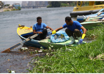 Orang-orang mengumpulkan plastik dari Sungai Nil di Giza, Mesir, pada 5 Juni 2021. [Xinhua]
