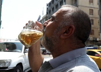 Seorang pria menikmati segelas minuman dingin untuk menyejukkan diri di Baghdad, Irak, pada 29 Juni 2021. Cuaca terik mulai dirasakan di kota itu pada Juni dan suhu naik menjadi sekitar 50 derajat Celsius. (Xinhua