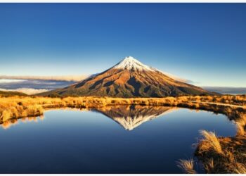 Foto yang diabadikan pada 22 Juni 2021 ini menunjukkan pemandangan Gunung Taranaki di Selandia Baru (Xinhua)