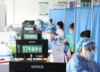 Orang-orang menerima vaksin COVID-19 di sebuah lokasi vaksinasi di Kawasan Industri Perdagangan Elektronik Internasional Guangyi di Distrik Haizhu, Guangzhou, Provinsi Guangdong, China selatan, pada 19 Juni 2021. (Xinhua/Wang Ruiping)