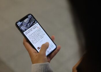 Seorang warga mencari berita melalui telepon seluler di Tokyo, ibu kota Jepang, pada 13 April 2021. (Xinhua/Du Xiaoyi)