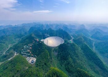 Foto dari udara yang diabadikan pada 29 Maret 2021 ini menunjukkan Teleskop Radio Sferikal Apertur Lima ratus meter (Five-hundred-meter Aperture Spherical Radio Telescope/FAST) yang sedang menjalani pemeliharaan di Provinsi Guizhou, China barat daya. (Xinhua/Ou Dongqu)