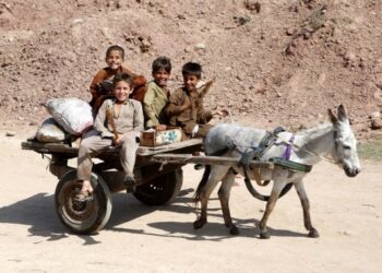 Anak-anak pengungsi Afghanistan menaiki gerobak yang ditarik keledai di sebuah daerah kumuh menjelang Hari Pengungsi Sedunia di pinggiran Islamabad, Pakistan, pada 19 Juni 2021. (Xinhua/Ahmad Kamal)