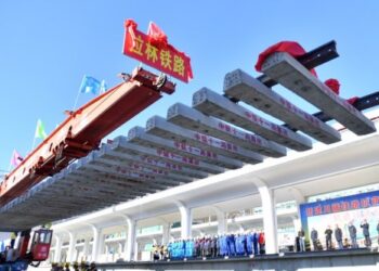 Foto yang diabadikan pada 31 Desember 2020 ini menunjukkan penyelesaian pemasangan rel bagian Lhasa-Nyingchi dari Jaringan Kereta Api Sichuan-Tibet di Daerah Otonom Tibet, China barat daya. (Xinhua/Chogo)