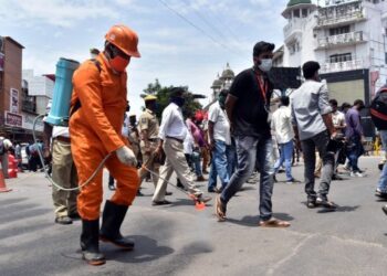 Seorang petugas kota menyemprotkan disinfektan di Hyderabad, India, pada 29 Mei 2021. (Xinhua/Str)