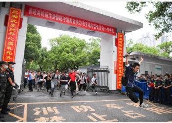 Peserta ujian berlari meninggalkan tempat ujian di sebuah sekolah menengah di Changsha, ibu kota Provinsi Hunan, China tengah, pada 9 Juni 2021. Ujian masuk perguruan tinggi tahunan China berakhir pada Selasa (8/6) di beberapa wilayah negara itu. (Xinhua/Xue Yuge)