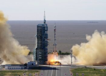 Pesawat luar angkasa berawak Shenzhou-12, yang dibawa menggunakan roket pengangkut Long March-2F, diluncurkan dari Pusat Peluncuran Satelit Jiuquan di Gurun Gobi, China barat laut, pada 17 Juni 2021. (Xinhua/Li Gang)