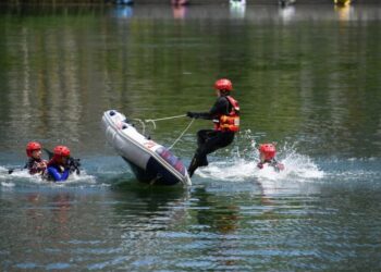 Tim penyelamat berpartisipasi dalam latihan evakuasi banjir di Sungai Wulie di Distrik Shuangqiao, Chengde, Provinsi Hebei, China utara, pada 6 Juni 2021. (Xinhua/Wang Liqun)