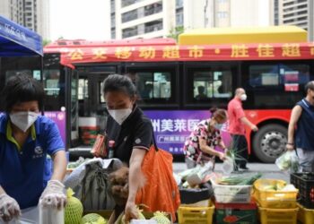 Warga berbelanja di sebuah pasar keliling berbasis bus di Distrik Liwan di Guangzhou, Provinsi Guangdong, China selatan, pada 19 Juni 2021. Guangzhou baru-baru ini meluncurkan layanan belanja keliling berbasis bus, yang mengirimkan makanan dan kebutuhan sehari-hari ke daerah-daerah berisiko di kota tersebut menggunakan bus, memudahkan warga di bawah penerapan kendali epidemi untuk berbelanja di area tempat tinggal mereka. (Xinhua/Deng Hua)