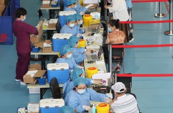 Para warga menerima suntikan vaksin COVID-19 di Shenyang, Provinsi Liaoning, China timur laut, pada 20 Juni 2021. (Xinhua/Yang Qing)