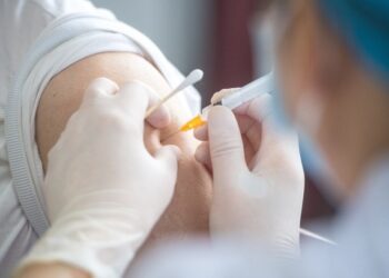 Seorang warga menerima suntikan vaksin COVID-19 di sebuah lokasi vaksinasi di Distrik Jiangxia di Wuhan, Provinsi Hubei, China tengah, pada 9 Juni 2021. (Xinhua/Xiao Yijiu)