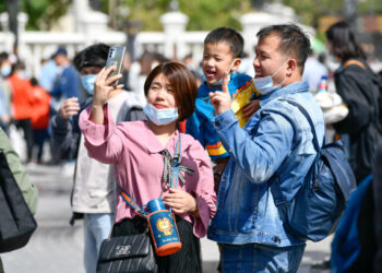 Para turis berswafoto di Italian Style Area di Distrik Hebei, Tianjin, China utara, pada 1 Mei 2021. (Xinhua/Sun Fanyue)