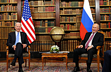 Presiden Amerika Serikat Joe Biden (kiri) dan Presiden Rusia Vladimir Putin bertemu di Villa La Grange di Jenewa, Swiss, pada 16 Juni 2021. (Xinhua)